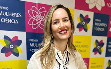 04 09 PET Profª Andrea Santos noticia 374 x 234